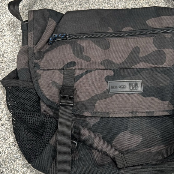 Men's Gap Black Camouflage Messenger Bag newer used but no tag. - Picture 2 of 6
